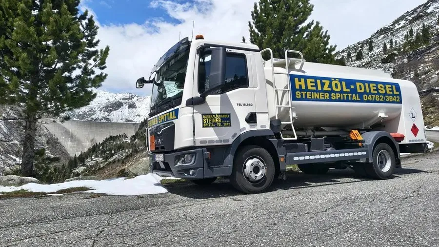 Tankwagen Heizöl-Diesel Steiner Spittal an einer Staumauer, ringsum Schnee und Bäume