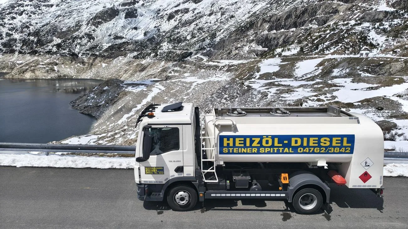 Tankwagen mit der Aufschrift Heizöl-Diesel Steiner Spittal seitlich am Stausee