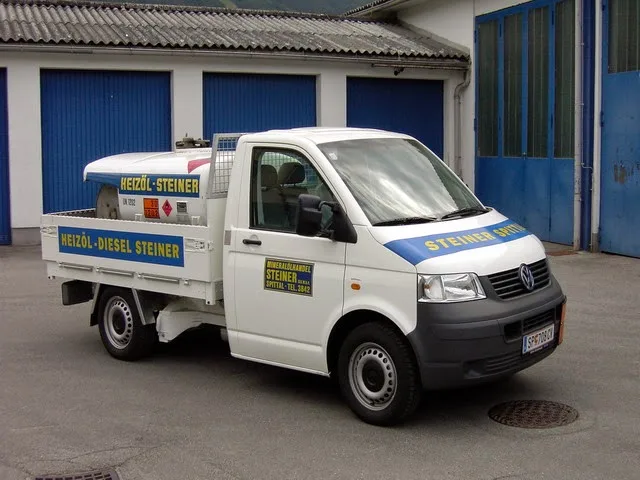 Pritschenwagen mit Tankaufbau und der Aufschrift Heizöl-Diesel Steiner