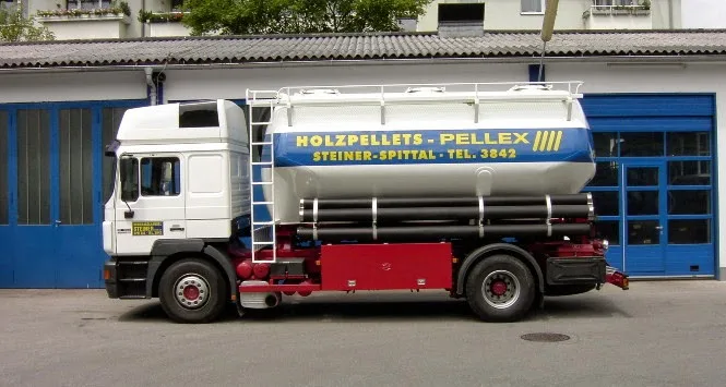 Silotankwagen mit der Aufschrift Holzpellets-Pellex Steiner-Spittal