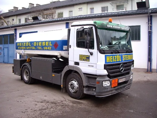 Kleiner weißer Tankwagen mit blauem Band und der Aufschrift Heizöl-Diesel