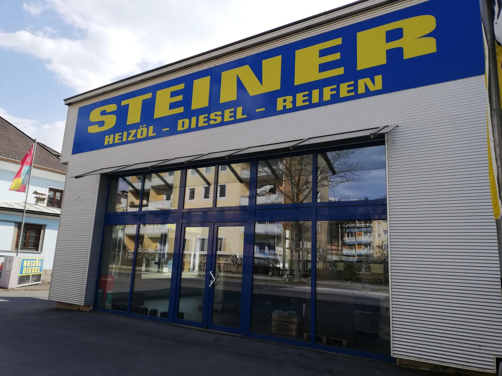 Gebäude in Spittal mit dem Schild Steiner, Heizöl, Diesel, Reifen
